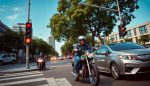 accidente de moto por coche que se salta el semaforo abogado