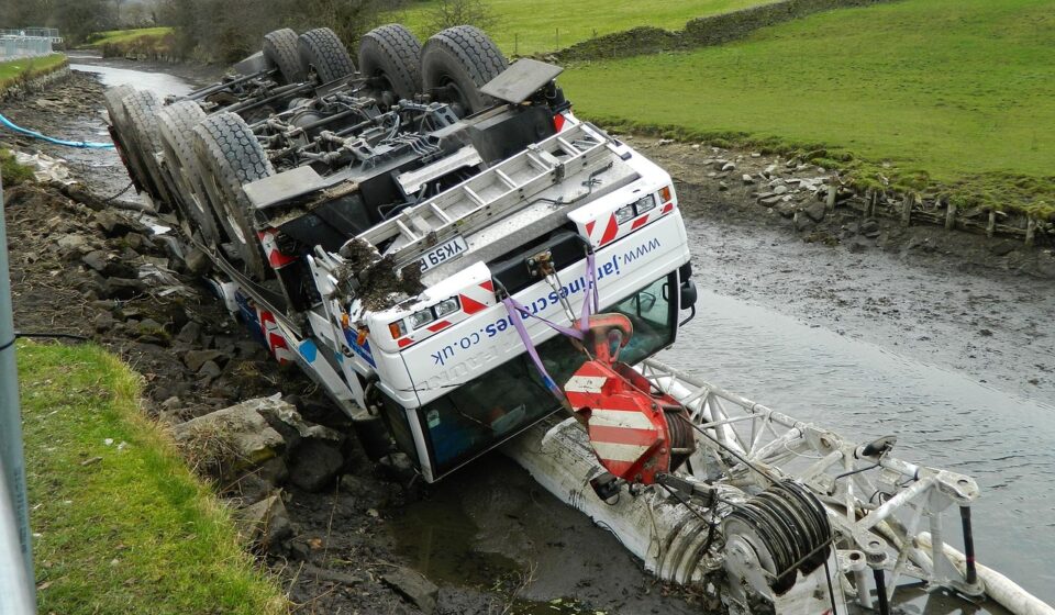 Demanda por accidente de tráiler contra empresa de flotas por negligencia